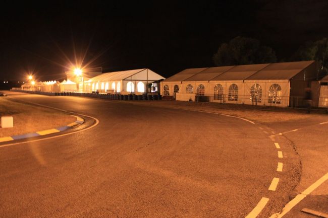 Tente VIP et tente atelier mécanique au Karting du circuit de l'Europe